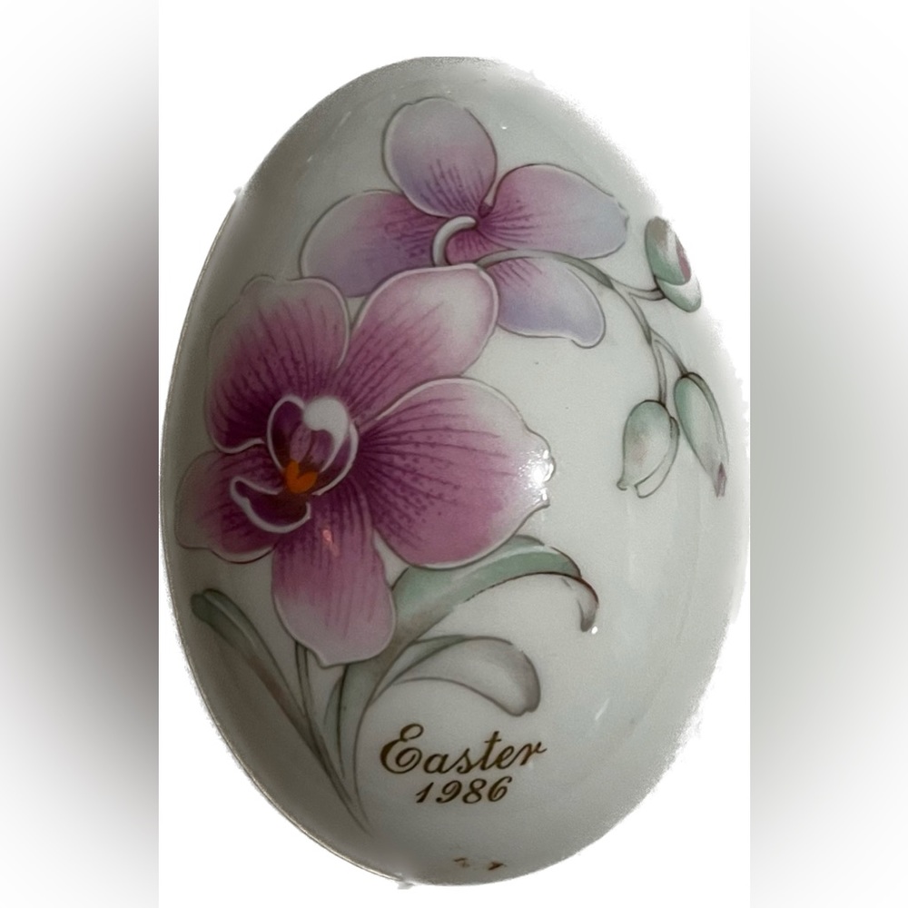 1986 Vintage Noritake collectible egg